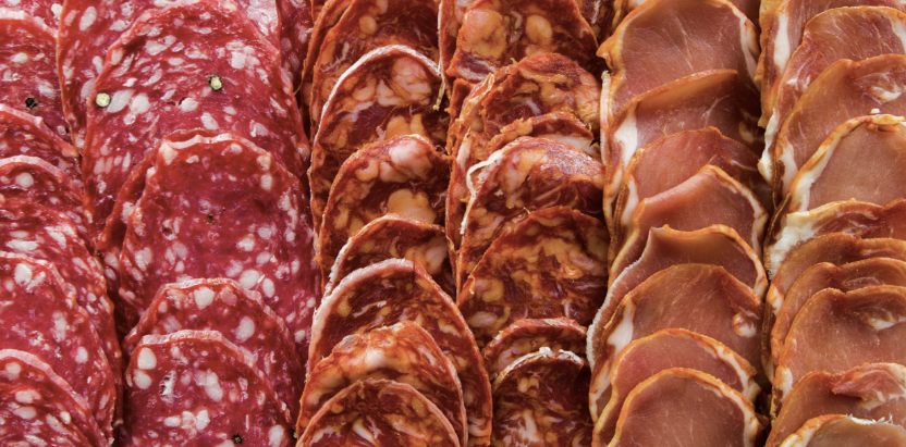 Tranches de salchichón, chorizo et lomo ibérique en gros plan, couleurs intenses et texture artisanale