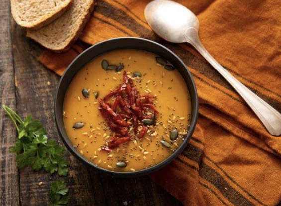 Velouté de courge garni de chorizo ibérique croustillant et graines de courge