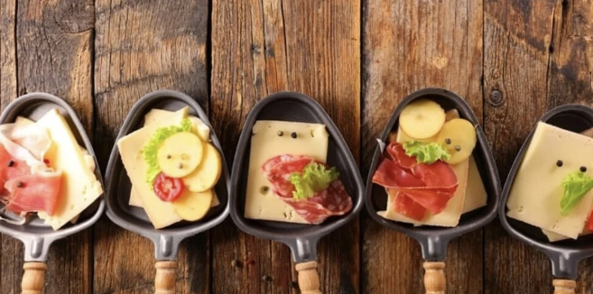 Raclette ibérique avec jambon, chorizo et fromage dans des poîlons traditionnels