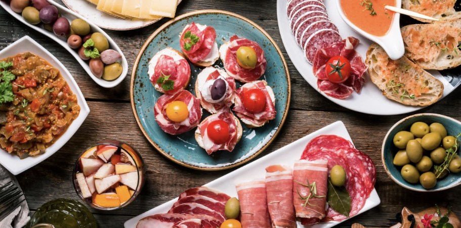 Table d'apéro ibérique été avec pinchos, tapas, jambon, chorizo, olives et gazpacho