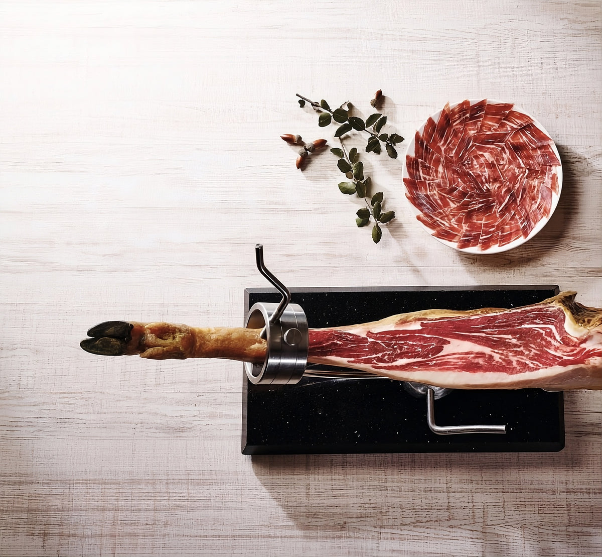 Jambon ibérique Bellota entier sur support avec tranches fines